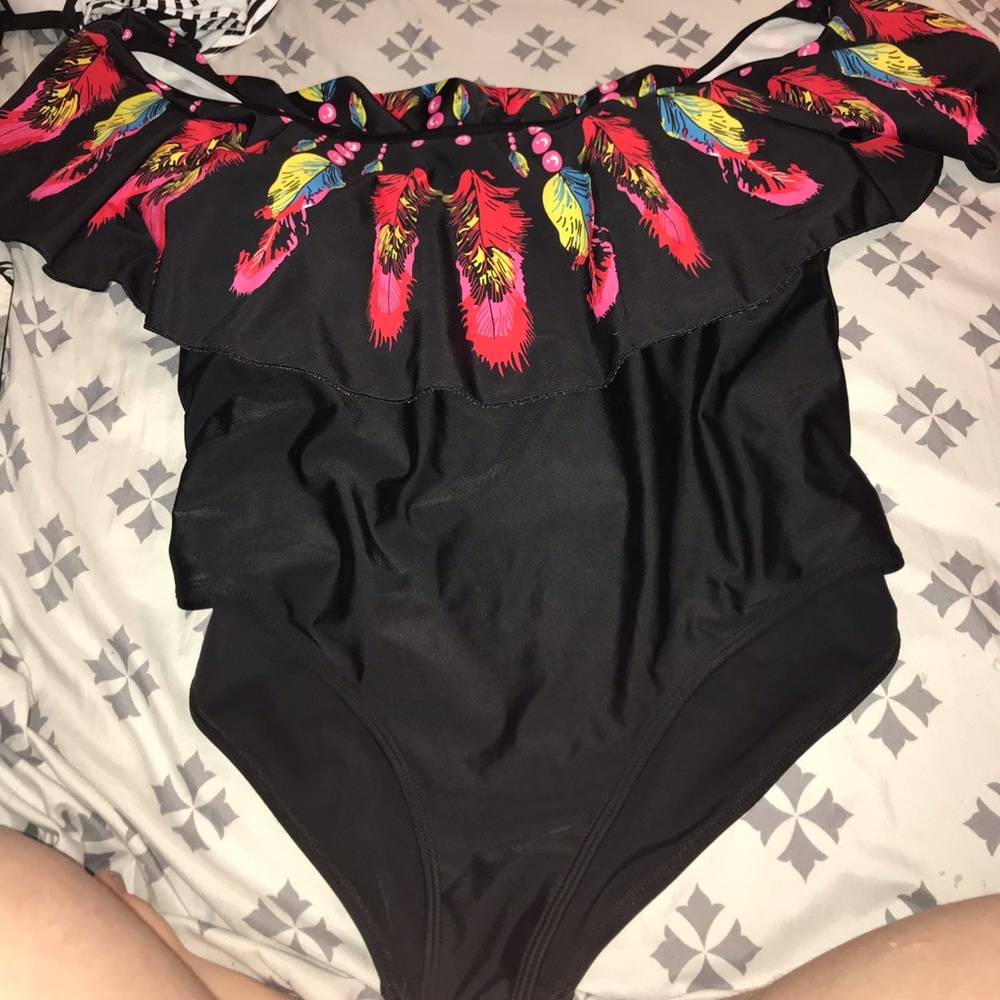 One piece of the shoulder swimsuit